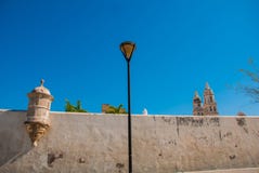 San Fransisco de Campeche, Meksyk: Widok stara katedra w Campeche i fortecznych ścianach fotografia stock San Fransisco de Campeche, Meksyk: Widok stara katedra w Campeche i fortecznych ścianach fotografia stock