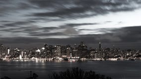 San Fransisco zatoki linia horyzontu przy nocą czarny i biały i most Obrazy Royalty Free San Fransisco zatoki linia horyzontu przy nocą czarny i biały i most Obrazy Royalty Free