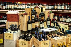 SAN Gimignano, Ιταλία - 18 Νοεμβρίου 2016: Μπουκάλια κρασιού στο κατάστημα s στοκ φωτογραφίες SAN Gimignano, Ιταλία - 18 Νοεμβρίου 2016: Μπουκάλια κρασιού στο κατάστημα s στοκ φωτογραφίες