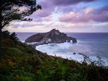 San Juan de Gaztelugatxe, iglesia vieja dedicó a Juan el Baptis, España imágenes de archivo libres de regalías San Juan de Gaztelugatxe, iglesia vieja dedicó a Juan el Baptis, España imágenes de archivo libres de regalías