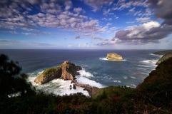 San Juan de Gaztelugatxe, iglesia vieja dedicó a Juan el Baptis, España imagen de archivo libre de regalías San Juan de Gaztelugatxe, iglesia vieja dedicó a Juan el Baptis, España imagen de archivo libre de regalías