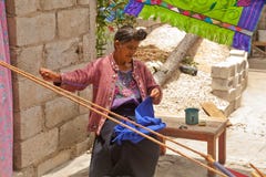 San Lorenzo Zinacantà ¡ n, mexicansk traditionell kvinnasömnad royaltyfria foton San Lorenzo Zinacantà ¡ n, mexicansk traditionell kvinnasömnad royaltyfria foton