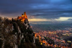 San Marino forteca Guaita przy zmierzchem obrazy royalty free San Marino forteca Guaita przy zmierzchem obrazy royalty free