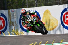 San Marino Italy - 11 maggio 2018: Tom Sykes GBR Kawasaki ZX-10RR Kawasaki Racing Team, nell'azione durante il Superbike che si q fotografie stock San Marino Italy - 11 maggio 2018: Tom Sykes GBR Kawasaki ZX-10RR Kawasaki Racing Team, nell'azione durante il Superbike che si q fotografie stock