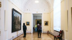SAN PIETROBURGO, RUSSIA - 12 ottobre 2016: Costruzione del tiro di Hyperlapse e corridoi del Museo dell'Ermitage archivi video SAN PIETROBURGO, RUSSIA - 12 ottobre 2016: Costruzione del tiro di Hyperlapse e corridoi del Museo dell'Ermitage archivi video