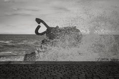 San Sebastian, Испания - 16-ое марта 2018: сценарный брызгать развевает гребнем ветра/скульптур Peine del viento Стоковое Фото San Sebastian, Испания - 16-ое марта 2018: сценарный брызгать развевает гребнем ветра/скульптур Peine del viento Стоковое Фото