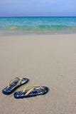 Sandals op een tropisch zandig strand Stock Afbeeldingen Sandals op een tropisch zandig strand Stock Afbeeldingen
