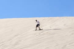 Sandboarding no deserto de Atacama imagem de stock royalty free Sandboarding no deserto de Atacama imagem de stock royalty free