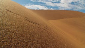 Sanddünen in der Wüste, warmer trockener Sand unter blauem Himmel lizenzfreie stockbilder Sanddünen in der Wüste, warmer trockener Sand unter blauem Himmel lizenzfreie stockbilder