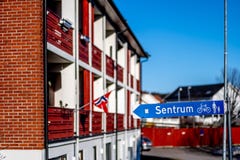 Sandefjord, Vestfold, Noruega - estraga 2019: monumento para marinheiros na frente do sjøman da igreja da cidade fotografia de stock Sandefjord, Vestfold, Noruega - estraga 2019: monumento para marinheiros na frente do sjøman da igreja da cidade fotografia de stock