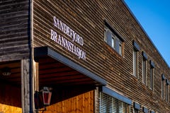 Sandefjord, Vestfold, Norwegia - mąci 2019: zabytek dla żeglarzów przed miasta kościelnym sjøman brannvesen brannstasjon strażak obraz royalty free Sandefjord, Vestfold, Norwegia - mąci 2019: zabytek dla żeglarzów przed miasta kościelnym sjøman brannvesen brannstasjon strażak obraz royalty free