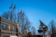 Sandefjord, Vestfold, Norwegia - mąci 2019: zabytek dla żeglarzów przed miasto kościół sjøman obraz stock Sandefjord, Vestfold, Norwegia - mąci 2019: zabytek dla żeglarzów przed miasto kościół sjøman obraz stock