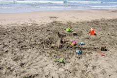 Sandig slott på stranden under konstruktion fotografering för bildbyråer Sandig slott på stranden under konstruktion fotografering för bildbyråer