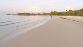 Sandstrandantenne schuß Draufsicht einer schönen Antenne des sandigen Strandes mit dem Blau bewegt Rollen in das Ufer wellenartig lizenzfreies stockbild Sandstrandantenne schuß Draufsicht einer schönen Antenne des sandigen Strandes mit dem Blau bewegt Rollen in das Ufer wellenartig lizenzfreies stockbild