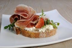 Sanduíche do jamon com ricota, rúcula e queijo fotografia de stock Sanduíche do jamon com ricota, rúcula e queijo fotografia de stock