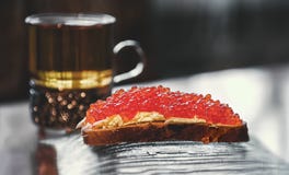 Sanduíche grande com caviar e chá vermelhos Foco seletivo Fim acima imagens de stock Sanduíche grande com caviar e chá vermelhos Foco seletivo Fim acima imagens de stock