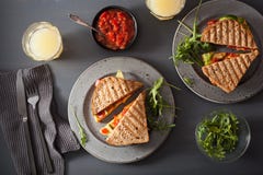 Sanduíche grelhado do queijo com abacate e tomate Fotografia de Stock Sanduíche grelhado do queijo com abacate e tomate Fotografia de Stock