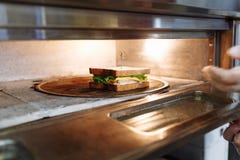 Sandwich in het het koken proc?d? op een whiteboard stock afbeeldingen Sandwich in het het koken proc?d? op een whiteboard stock afbeeldingen
