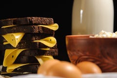 Sandwich, melk, eieren en rustieke kwark op een houten achtergrond stock fotografie Sandwich, melk, eieren en rustieke kwark op een houten achtergrond stock fotografie