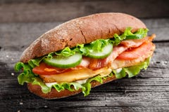 Sandwich met kip, baconkaas en groenten royalty-vrije stock foto's Sandwich met kip, baconkaas en groenten royalty-vrije stock foto's