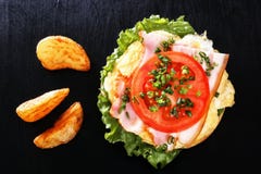 Sandwich mit Spiegelei, Speck, Tomate, Grüns Frühstück mit gebratenen Kartoffeln und Pilzen Beschneidungspfad eingeschlossen Lizenzfreie Stockbilder Sandwich mit Spiegelei, Speck, Tomate, Grüns Frühstück mit gebratenen Kartoffeln und Pilzen Beschneidungspfad eingeschlossen Lizenzfreie Stockbilder