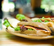 Sandwich op een houten plaat stock foto Sandwich op een houten plaat stock foto