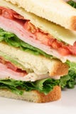 Sandwich à club d'amoureux de nourriture de doigt image libre de droits Sandwich à club d'amoureux de nourriture de doigt image libre de droits