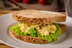 Sandwich à petit déjeuner avec l'oeuf et la salade photos libres de droits Sandwich à petit déjeuner avec l'oeuf et la salade photos libres de droits
