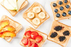 Sandwiche mit Erdnussbutter, Beere und Frucht lizenzfreie stockbilder Sandwiche mit Erdnussbutter, Beere und Frucht lizenzfreie stockbilder