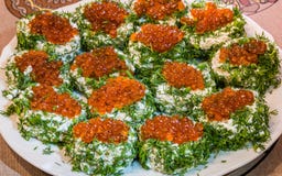 Sandwiches met rode kaviaar en greens op een plaat stock afbeeldingen Sandwiches met rode kaviaar en greens op een plaat stock afbeeldingen