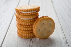 Sandwichkoekjes met het witte room vullen op wit hout Royalty-vrije Stock Afbeeldingen Sandwichkoekjes met het witte room vullen op wit hout Royalty-vrije Stock Afbeeldingen