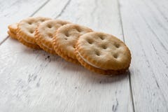 Sandwichkoekjes met het witte room vullen op wit hout Royalty-vrije Stock Afbeeldingen Sandwichkoekjes met het witte room vullen op wit hout Royalty-vrije Stock Afbeeldingen