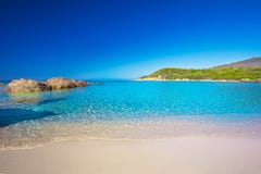 Sandy Beach bonito com as rochas perto de Cargese, Córsega fotos de stock royalty free Sandy Beach bonito com as rochas perto de Cargese, Córsega fotos de stock royalty free