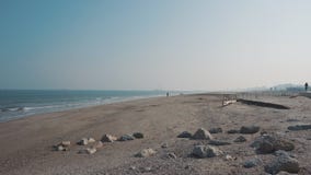 Sandy-Küste von Meer im Sommer Sandy-Küste von Meer im Sommer