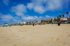 Sandy Manhattan-strand met palmen en herenhuizen in Los Angeles stock foto's Sandy Manhattan-strand met palmen en herenhuizen in Los Angeles stock foto's