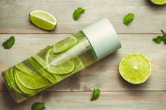 Sanità, forma fisica, concetto sano di dieta di nutrizione La menta di limone fresca fresca ha infuso l'acqua, il cocktail, la be immagine stock libera da diritti Sanità, forma fisica, concetto sano di dieta di nutrizione La menta di limone fresca fresca ha infuso l'acqua, il cocktail, la be immagine stock libera da diritti