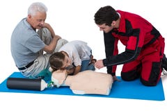 Sanitätertrainingsherz-lungen-wiederbelebung zum älteren Mann und zum Mädchen lizenzfreie stockbilder Sanitätertrainingsherz-lungen-wiederbelebung zum älteren Mann und zum Mädchen lizenzfreie stockbilder