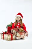 Sankt-Hut des kleinen Mädchens roter Kleidermit Geschenk auf weißem Hintergrund lizenzfreie stockbilder Sankt-Hut des kleinen Mädchens roter Kleidermit Geschenk auf weißem Hintergrund lizenzfreie stockbilder