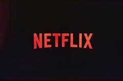 Sankt-Pietroburgo, Russia, il 30 marzo 2019: Logo di Netflix sullo schermo della TV fotografia stock libera da diritti Sankt-Pietroburgo, Russia, il 30 marzo 2019: Logo di Netflix sullo schermo della TV fotografia stock libera da diritti