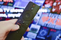 Sankt-Pétersbourg, Russie, le 30 mars 2019 : L'homme juge dans sa main à télécommande avec le bouton de Netflix Choisissez un fil image libre de droits Sankt-Pétersbourg, Russie, le 30 mars 2019 : L'homme juge dans sa main à télécommande avec le bouton de Netflix Choisissez un fil image libre de droits