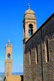 Sant ` Agostino Church en klokketoren van Palazzo-dei Priori in Mon stock afbeelding Sant ` Agostino Church en klokketoren van Palazzo-dei Priori in Mon stock afbeelding