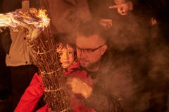 Sant Julià de Cerdanyola, Испания - 24-ое декабря 2018: маленькая девочка с вашим отцом в faia fia стоковые изображения rf Sant Julià de Cerdanyola, Испания - 24-ое декабря 2018: маленькая девочка с вашим отцом в faia fia стоковые изображения rf