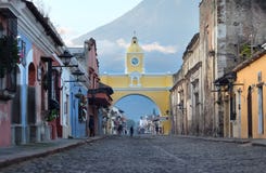 Santa Catalina Arch - uma das atrações principais na cidade de Antígua, Guatemala foto de stock royalty free Santa Catalina Arch - uma das atrações principais na cidade de Antígua, Guatemala foto de stock royalty free