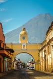 Santa Catalina Arch και ηφαίστειο Agua - Αντίγκουα, Γουατεμάλα στοκ εικόνες με δικαίωμα ελεύθερης χρήσης Santa Catalina Arch και ηφαίστειο Agua - Αντίγκουα, Γουατεμάλα στοκ εικόνες με δικαίωμα ελεύθερης χρήσης