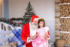 Santa Claus alegre que habla con la niña fotos de archivo Santa Claus alegre que habla con la niña fotos de archivo