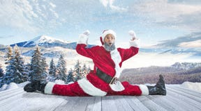 Santa Claus con el traje blanco rojo tradicional delante del panorama blanco del paisaje del invierno de la nieve imagen de archivo Santa Claus con el traje blanco rojo tradicional delante del panorama blanco del paisaje del invierno de la nieve imagen de archivo