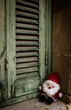 Santa Claus dockaleksak, bredvid träslutarna royaltyfri fotografi Santa Claus dockaleksak, bredvid träslutarna royaltyfri fotografi