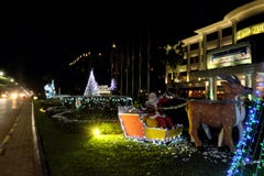 Santa Claus en un trineo tirado por el reno Decoraciones de la Navidad en el césped A?o Nuevo fotos de archivo libres de regalías Santa Claus en un trineo tirado por el reno Decoraciones de la Navidad en el césped A?o Nuevo fotos de archivo libres de regalías