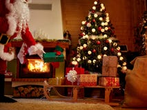 Santa Claus lämnar julklapp under julgranen royaltyfri bild Santa Claus lämnar julklapp under julgranen royaltyfri bild