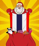 Santa Claus ottiene la bandiera nazionale della Tailandia dalla borsa con i giocattoli nello stile di Pop art Illustrazione del n royalty illustrazione gratis Santa Claus ottiene la bandiera nazionale della Tailandia dalla borsa con i giocattoli nello stile di Pop art Illustrazione del n royalty illustrazione gratis